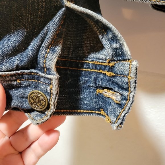 Womens bdg Denim cropped jacket Size is missing but its small Measurements below - Picture 4 of 7
